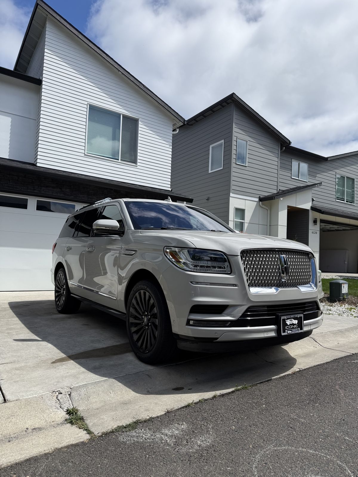 Lincoln Navigator front end, cleaned grille and paint